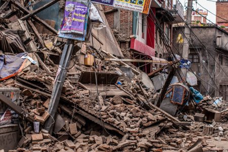 Téléchargez les photos : NEPAL, Katmandou : Des gens creusent dans les décombres de la place Durbar à Katmandou le 25 avril 2015 - en image libre de droit