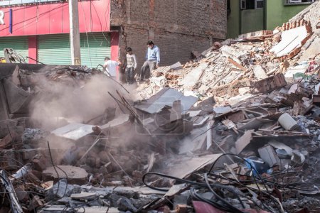 Téléchargez les photos : NEPAL, Katmandou : Des gens creusent dans les décombres de la place Durbar à Katmandou le 25 avril 2015 - en image libre de droit