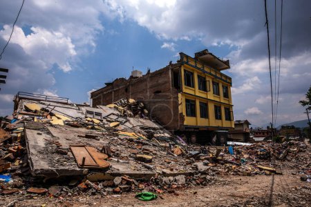 Foto de NEPAL, Katmandú: La gente excava entre los escombros en la plaza Durbar de Katmandú el 25 de abril de 2015 - Imagen libre de derechos