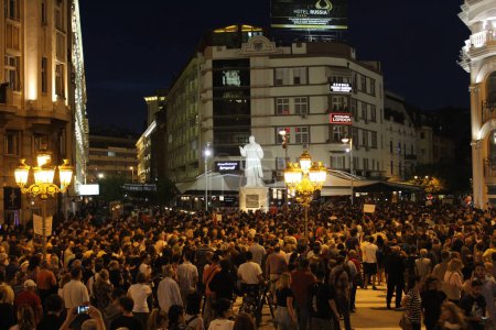 Téléchargez les photos : MACEDONIA, Skopje : Des manifestants envahissent les rues alors que les manifestations se poursuivent à Skopje, en Macédoine, le 18 avril 2016 - en image libre de droit