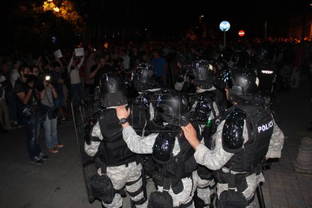 Téléchargez les photos : MACEDONIA, Skopje : Des manifestants envahissent les rues alors que les manifestations se poursuivent à Skopje, en Macédoine, le 18 avril 2016 - en image libre de droit