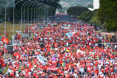 Téléchargez les photos : Sao Paulo, Brésil, 13 mars 2016. Le peuple brésilien descend dans la rue pour exiger la destitution du président Dilma, l'arrestation de l'ancien président Lula et la chute du PT, Parti des travailleurs, plongé dans des scandales de corruption - en image libre de droit