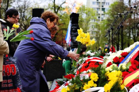 Foto de POLONIA, Varsovia: La gente se reunió en el Monumento a los Héroes del Gueto en Varsovia, Polonia, el 19 de abril de 2016, para conmemorar el 73 aniversario del levantamiento del Gueto de Varsovia. - Imagen libre de derechos