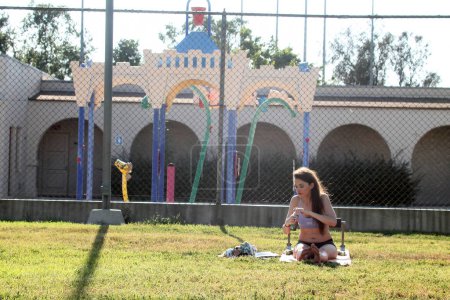 Téléchargez les photos : North Hollywood, États-Unis - 19 avril 2016 : Alicia Arden, la star du "Hoarding : Buried Alive", s'est entraînée dans une tenue très révélatrice et "effrontée" dans un parc public - en image libre de droit