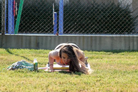 Foto de North Hollywood, Estados Unidos - 19 de abril de 2016: Alicia Arden, la estrella de "Hoarding: Buried Alive" (Acumulado: Enterrado vivo), aparece haciendo ejercicio con un atuendo muy revelador y "descarado" en un parque público - Imagen libre de derechos