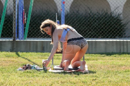 Téléchargez les photos : North Hollywood, États-Unis - 19 avril 2016 : Alicia Arden, la star du "Hoarding : Buried Alive", s'est entraînée dans une tenue très révélatrice et "effrontée" dans un parc public - en image libre de droit
