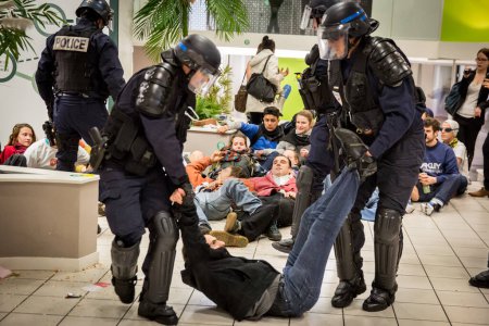 Téléchargez les photos : FRANCE, Toulouse : Des dizaines d'activistes occupent une succursale bancaire BNP pour protester contre les paradis fiscaux, à Toulouse, dans le sud de la France, le 20 avril 2016. - en image libre de droit