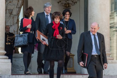 Foto de FRANCIA, París: Ministros abandonan el Palacio Presidencial Elíseo tras la reunión semanal del gabinete, el 20 de abril de 2016 en París. - Imagen libre de derechos