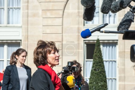Foto de FRANCIA, París: Ministro abandona el Palacio Presidencial Elíseo tras la reunión semanal del gabinete, el 20 de abril de 2016 en París. - Imagen libre de derechos