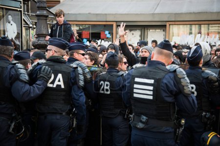 Téléchargez les photos : FRANCE PARIS - LES PERSONNES CONCERNANT LA PROTECTION DU TRAVAIL - en image libre de droit