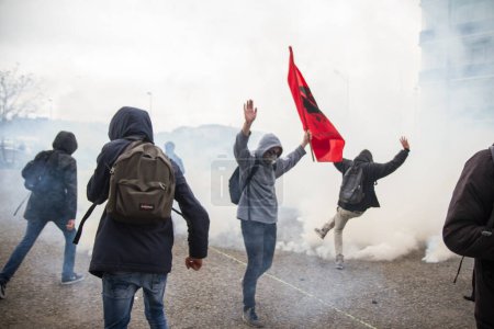 Téléchargez les photos : FRANCE, Paris : Des manifestants s'affrontent avec des policiers anti-émeutes français alors que des milliers de personnes manifestent contre les réformes du droit du travail prévues par le gouvernement français le 31 mars 2016 à Paris - en image libre de droit