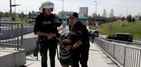 Foto de TURQUÍA, Estambul: Policías arrestan a un manifestante frente al juzgado de Estambul, Turquía, el 20 de abril de 2016 - Imagen libre de derechos