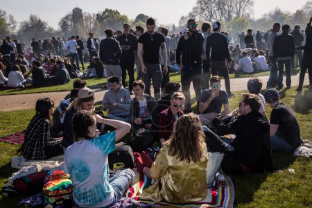 Foto de UNITED-KINGDOM, Londres: Cientos de partidarios del cannabis se reúnen en Hyde Park, Londres, el 20 de abril de 2016. - Imagen libre de derechos