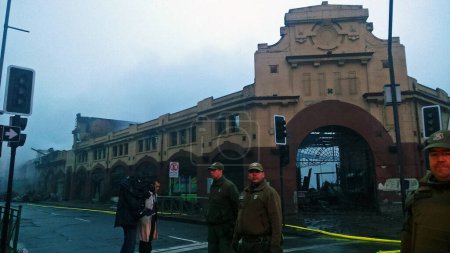 Foto de CHILE, Temuco: The municipal market of Temuco in the Cautin province, southern Chile, is seen on the morning of April 21, 2016, after being destroyed by a massive fire during the night. - Imagen libre de derechos