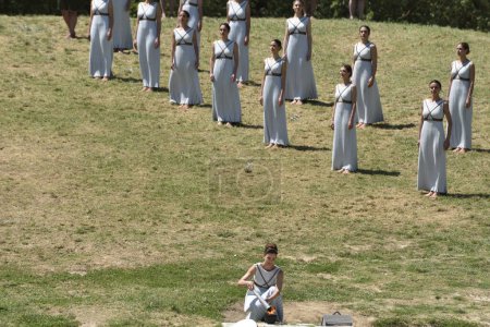 Foto de Grecia, Olimpia - 21 de abril de 2016: Actores actúan durante la ceremonia del relámpago de la llama olímpica en el Templo de Hera - Imagen libre de derechos