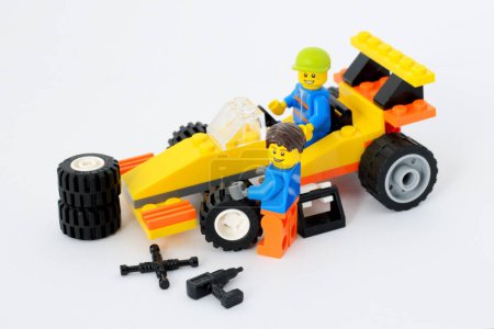 Téléchargez les photos : Lego voiture et mécanicien sur fond blanc - en image libre de droit