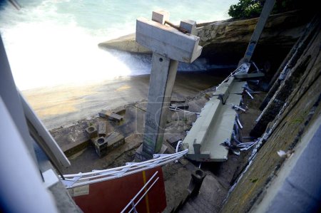 Téléchargez les photos : BRESIL, Rio de Janeiro : Vue d'une piste cyclable après son effondrement, à Rio de Janeiro, le 21 avril 2016. Inaugurée en janvier, la piste a été frappée par de fortes vagues - en image libre de droit