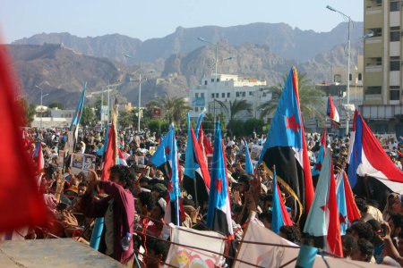 Téléchargez les photos : YEMEN, Aden : Les manifestants yéménites prennent part à une manifestation pour exiger la sécession du Sud du reste du pays le 17 avril 2016. Les manifestants réclament le retour de l'ancien État indépendant du Yémen du Sud - en image libre de droit