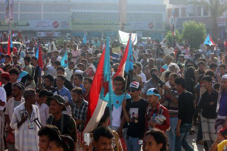 Téléchargez les photos : YEMEN, Aden : Les manifestants yéménites prennent part à une manifestation pour exiger la sécession du Sud du reste du pays le 17 avril 2016. Les manifestants réclament le retour de l'ancien État indépendant du Yémen du Sud - en image libre de droit