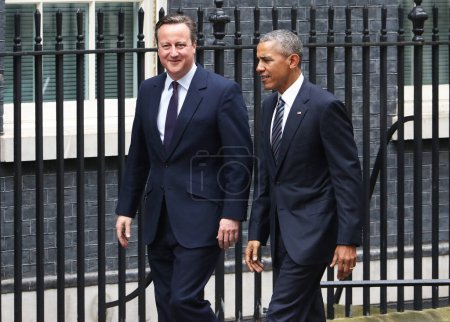 Foto de Reino Unido, Londres - 22 de abril de 2016: El presidente Barack Obama saluda al primer ministro británico David Cameron - Imagen libre de derechos