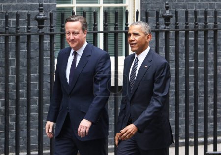 Téléchargez les photos : Royaume-Uni, Londres - 22 avril 2016 : Le président Barack Obama salue le premier ministre britannique David Cameron - en image libre de droit