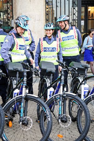Téléchargez les photos : La police croate avec ses nouveaux véhicules - Zagreb, 2016 - en image libre de droit
