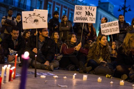 Téléchargez les photos : ESPAGNE, Madrid : Des manifestants se rassemblent aux chandelles lors d'un rassemblement sur la place Sol à Madrid, en Espagne, le 22 avril 2015 pour protester contre l'accord UE-Turquie et manifester leur soutien aux réfugiés pendant une veillée de 24 heures. - en image libre de droit