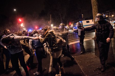 Foto de Manifestación colectiva "Nuit Debout" en París Francia - Imagen libre de derechos