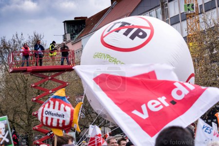 Téléchargez les photos : ALLEMAGNE, Hanovre : Des milliers de personnes assistent à un rassemblement à Hanovre, en Allemagne, contre le Partenariat transatlantique de commerce et d'investissement (PTCI) le 23 avril 2016 - en image libre de droit