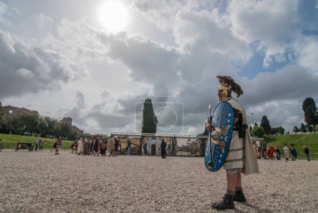 Téléchargez les photos : ITALIE, Rome : Des hommes habillés en centenaires romains défilent près du Colisée pour commémorer la fondation légendaire de la ville éternelle en 753 av. J.-C., à Rome, le 24 avril 2016 - en image libre de droit