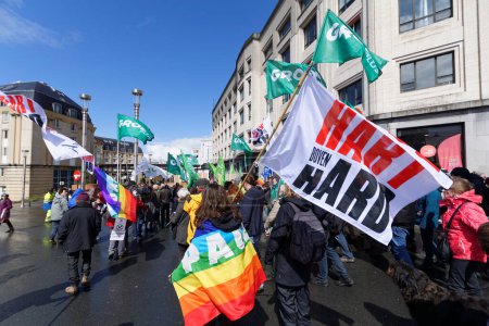 Foto de BÉLGICA, Bruselas: Manifestantes ondean banderas durante una manifestación contra aviones de combate plan de compra en Bruselas el 24 de abril de 2016 - Imagen libre de derechos