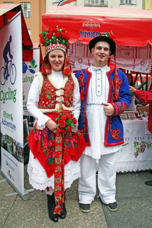 Foto de Pareja en trajes nacionales, feria del condado de Karlovac - Zagreb 2016 - Imagen libre de derechos