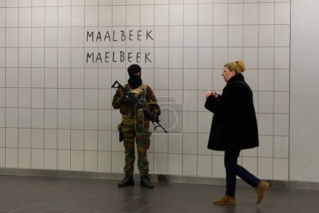 Foto de Gente reunida en metro en Bruselas para rendir homenaje a las víctimas de los ataques terroristas de Bruselas en marzo. 22, 2017. Bélgica marca el 22 de marzo de 2017 - Imagen libre de derechos