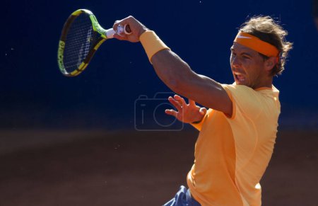 Téléchargez les photos : ESPAGNE, Barcelone : Rafael Nadal rend la balle au joueur de tennis japonais Kei Nishikori lors de la finale du tournoi ATP Barcelona Open Conde de Godo à Barcelone le 24 avril 2015 - en image libre de droit