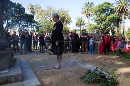 Téléchargez les photos : AUSTRALIE, Sydney : La chef adjointe de l'opposition Tanya Plibersek assiste à une cérémonie pour commémorer l'implication des soldats aborigènes et des insulaires de Torres Straight dans les efforts de guerre de l'Australie, lors de la Journée d'Anzac le 25 avril 2016. - en image libre de droit