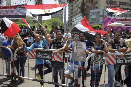 Foto de EGIPTO, Giza: La gente ondea banderas nacionales mientras se reúnen en la plaza Mostafa Mahmoud en Giza, cerca de El Cairo, el 25 de abril de 2016 para conmemorar el trigésimo cuarto aniversario de la liberación del Sinaí - Imagen libre de derechos