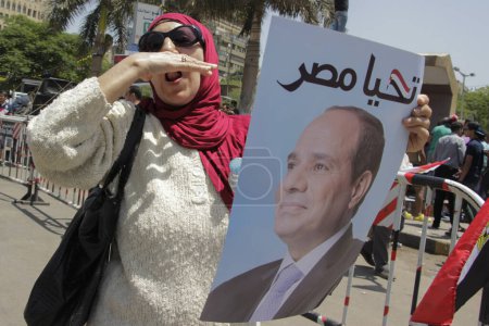 Foto de EGIPTO, Giza: La gente ondea banderas nacionales mientras se reúnen en la plaza Mostafa Mahmoud en Giza, cerca de El Cairo, el 25 de abril de 2016 para conmemorar el trigésimo cuarto aniversario de la liberación del Sinaí - Imagen libre de derechos