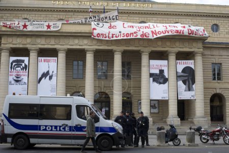 Foto de Francia, París - 25 de abril de 2016: Policías vigilan fuera del teatro Odeon mientras artistas franceses y trabajadores del espectáculo conocidos en Francia como intermitentes del espectáculo ocupan el edificio - Imagen libre de derechos