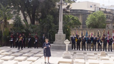 Foto de MALTA, Marsa - 25 de abril de 2016: La ceremonia de colocación de guirnaldas tiene lugar en el aniversario de la primera acción militar importante librada por las fuerzas australianas y neozelandesas durante la Primera Guerra Mundial - Imagen libre de derechos