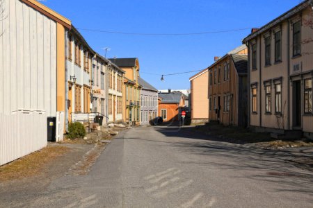 Téléchargez les photos : Sjogata à Mosjoen se compose de la plus longue rangée de maisons et de piliers en bois du 19ème siècle dans le nord de la Norvège, et est l'un des sites les plus célèbres de la ville - en image libre de droit