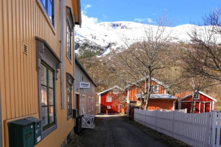 Foto de Sjogata en Mosjoen consiste en la fila más larga del norte de Noruega de casas de madera y muelles del siglo XIX, y es uno de los lugares de interés más famosos de la ciudad - Imagen libre de derechos