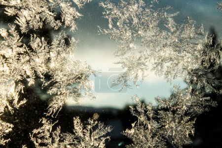 Téléchargez les photos : Fenêtre avec cristaux de glace, vue rapprochée - en image libre de droit