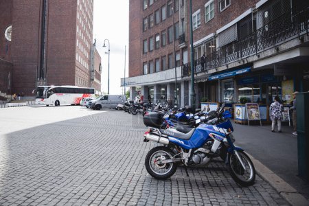 Foto de Motocicletas aparcamiento en la calle durante el día, Estocolmo - Imagen libre de derechos