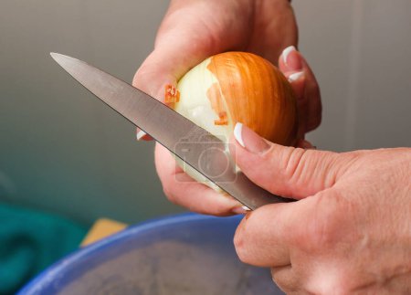 Téléchargez les photos : "gros plan mains nettoyer les oignons, nettoyage des oignons frais crus, cuisson dans
" - en image libre de droit