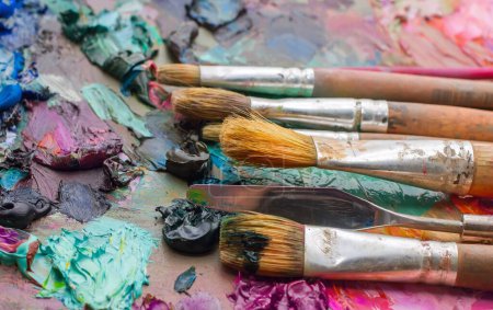 Foto de Pinceles usados en la paleta de un artista de pintura al óleo de colores f - Imagen libre de derechos