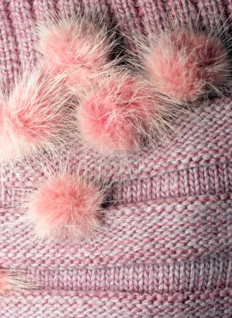Téléchargez les photos : Tricot côtelé en laine comme texture avec pompons en fourrure, tricot texturé - en image libre de droit