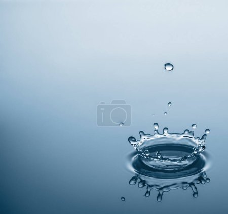 Téléchargez les photos : Gouttes d'eau éclaboussure, fond bleu - en image libre de droit