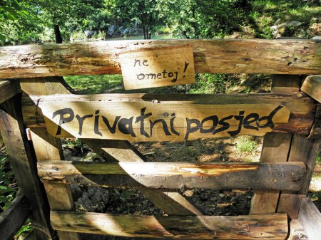 Téléchargez les photos : Cascades Rastoke, avertissement de propriété privée - en image libre de droit