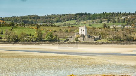 Foto de Hermosa vista del Castillo Doe Creeslough en Irlanda - Imagen libre de derechos