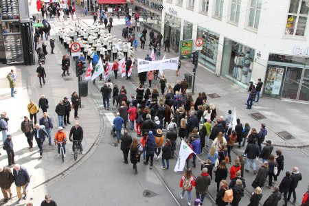 Téléchargez les photos : Protest in the demonstration with many people - en image libre de droit
